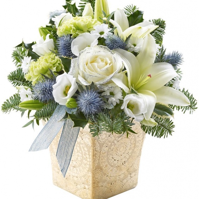 Новогодняя композиция из Сосновых веток, Гвоздик и Роз в вазе «Зимняя элегантность» Новогодняя композиция из Сосновых веток, Гвоздик и Роз в вазе «Зимняя элегантность»