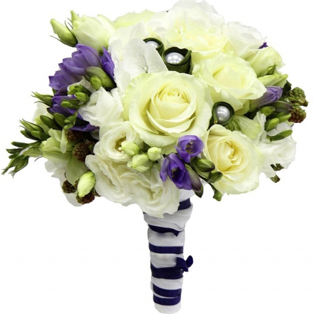 Букет из Роз, Фрезий и Лизиантуса «Энигма» Букет из Роз, Фрезий и Лизиантуса «Энигма»