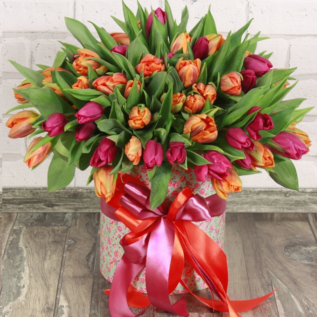 Композиция из Тюльпанов в шляпной коробке «Счастье в гармонии» Композиция из Тюльпанов в шляпной коробке «Счастье в гармонии»