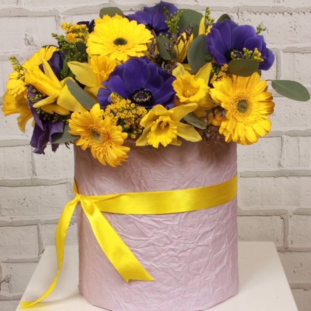 Композиция из Анемонов, Гербер и Нарциссов в шляпной коробке «Луна и звезды» Композиция из Анемонов, Гербер и Нарциссов в шляпной коробке «Луна и звезды»