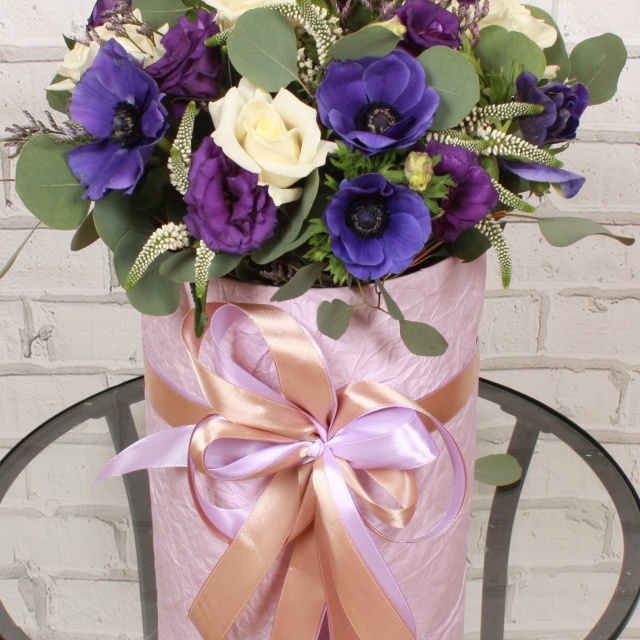 Композиция из Анемонов, Роз и Лизиантуса в шляпной коробке «Шепот ветра» Композиция из Анемонов, Роз и Лизиантуса в шляпной коробке «Шепот ветра»