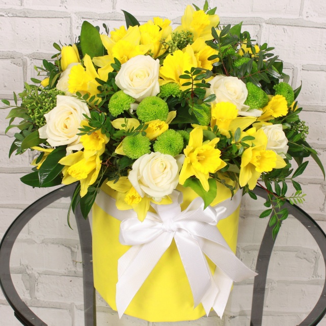 Композиция из Роз, Нарциссов и Хризантем в шляпной коробке «Веселый день» Композиция из Роз, Нарциссов и Хризантем в шляпной коробке «Веселый день»