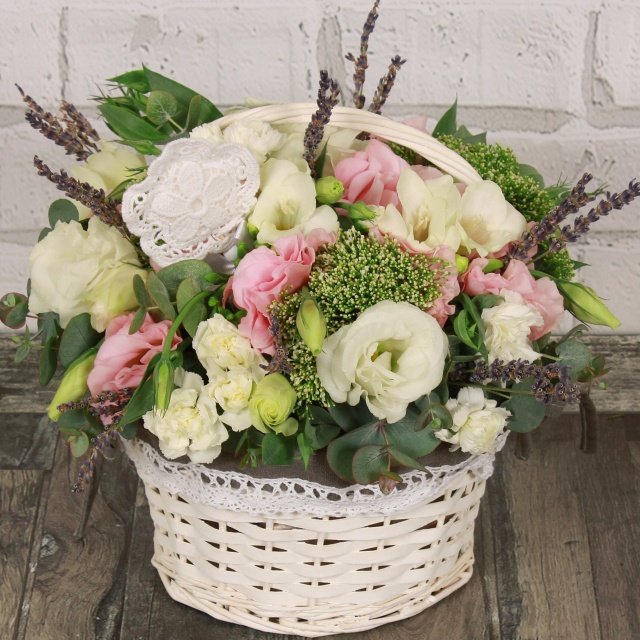 Композиция из Фрезий, Гвоздик и Лизиантуса в корзине «Лето в разгаре» Композиция из Фрезий, Гвоздик и Лизиантуса в корзине «Лето в разгаре»