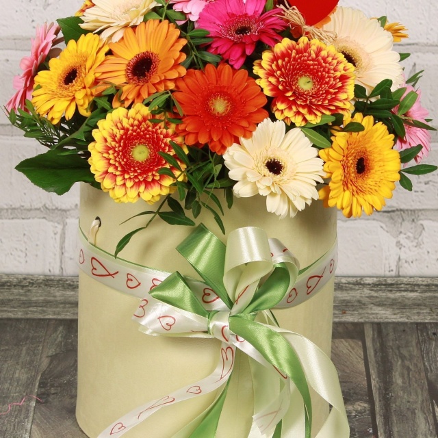 Композиция из Гермини в шляпной коробке «Солнечный восторг» Композиция из Гермини в шляпной коробке «Солнечный восторг»