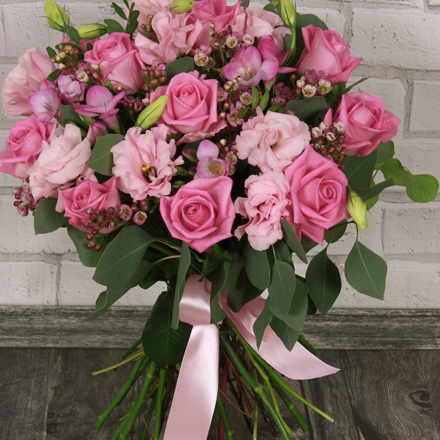 Букет из Роз, Фрезий и Лизиантуса «Романтика лета» Букет из Роз, Фрезий и Лизиантуса «Романтика лета»