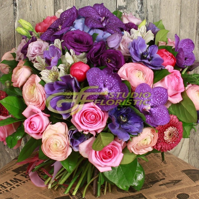 Букет из Роз, Ранункулюсов, Анемонов и Орхидей «Радужный дождь» Букет из Роз, Ранункулюсов, Анемонов и Орхидей «Радужный дождь»