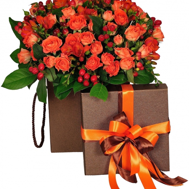 Композиция из кустовой Розы, Фрезий и Гиперикума в коробке «Дары изобилия» Композиция из кустовой Розы, Фрезий и Гиперикума в коробке «Дары изобилия»