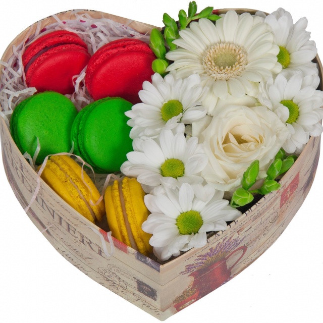 Композиция из Роз и Гермини с печеньем макарони в коробке в виде сердца «Вкус сладости» Композиция из Роз и Гермини с печеньем макарони в коробке в виде сердца «Вкус сладости»