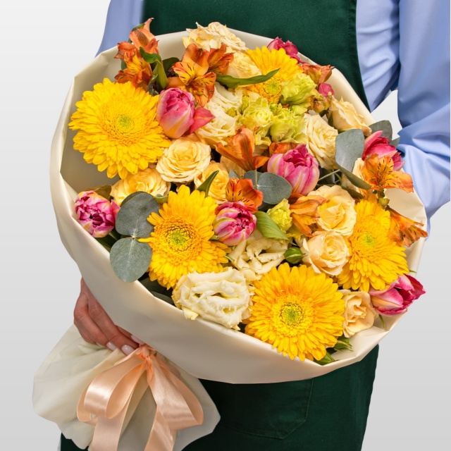 Букет из Тюльпанов, Роз и Гермини «Самому дорогому человеку» Букет из Тюльпанов, Роз и Гермини «Самому дорогому человеку»