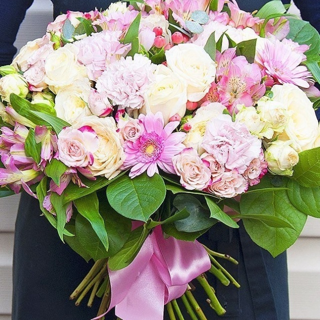 Букет из Роз, Гвоздик, Альстромерий и Гермини «Нежный шелест» Букет из Роз, Гвоздик, Альстромерий и Гермини «Нежный шелест»