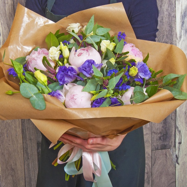 Букет из Пионов, Лизиантуса и Вероники «В ритме весны» Букет из Пионов, Лизиантуса и Вероники «В ритме весны»