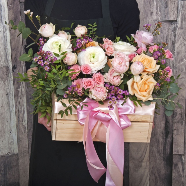 Композиция из Ранункулюсов и Роз в ящике «Весеннее послание» Композиция из Ранункулюсов и Роз в ящике «Весеннее послание»
