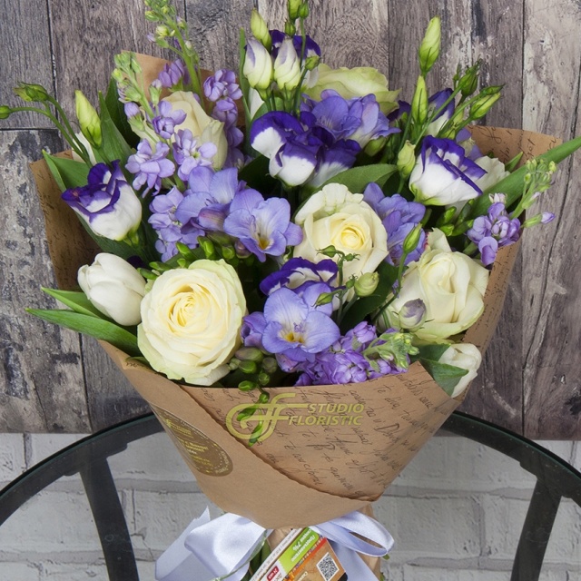 Букет из Роз, Лизиантуса и Фрезий «Лунная соната» Букет из Роз, Лизиантуса и Фрезий «Лунная соната»