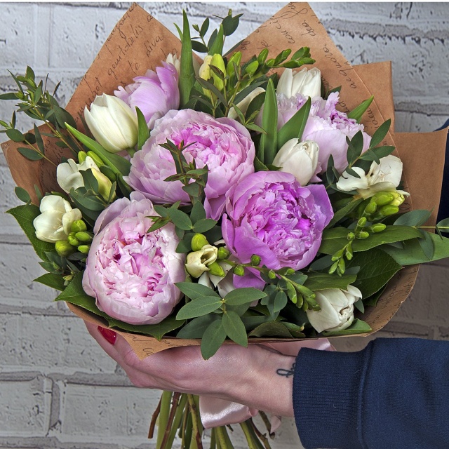 Букет из Пионов и Фрезии «Ласковый май» Букет из Пионов и Фрезии «Ласковый май»