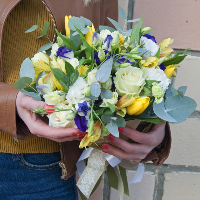 Букет из Роз, Тюльпанов и Лизиантусов «Первые цветы» Букет из Роз, Тюльпанов и Лизиантусов «Первые цветы»