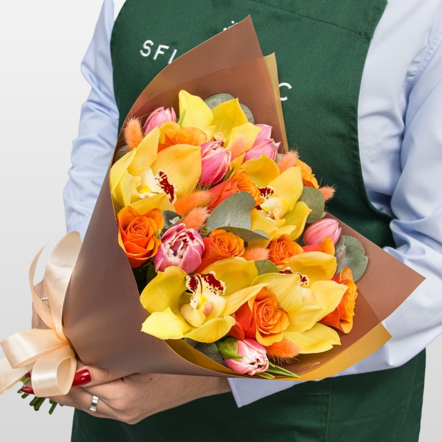 Букет из Орхидей, Тюльпанов и Роз «Манго» Букет из Орхидей, Тюльпанов и Роз «Манго»