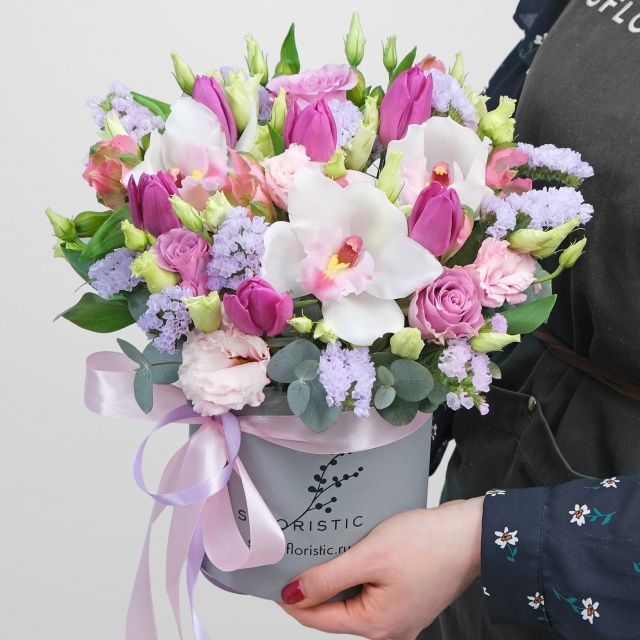 Композиция из Тюльпанов, Орхидей, Альстромерий в шляпной коробке «В духе города» Композиция из Тюльпанов, Орхидей, Альстромерий в шляпной коробке «В духе города»