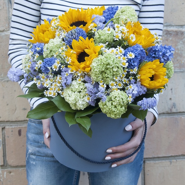 Композиция из Подсолнухов и Ромашек в шляпной коробке «Римские каникулы» Композиция из Подсолнухов и Ромашек в шляпной коробке «Римские каникулы»