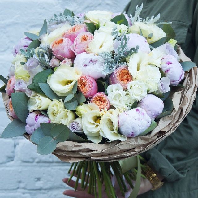 Букет из Пионов, Роз и Лизиантусов «Ласковый миг» Букет из Пионов, Роз и Лизиантусов «Ласковый миг»