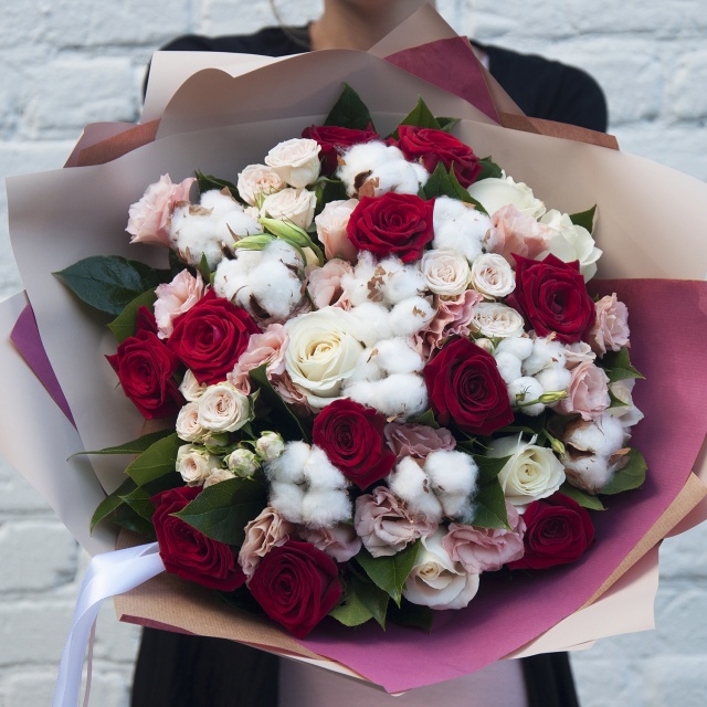 Букет из Роз, Лизиантусов и Хлопка «Флорентина» Букет из Роз, Лизиантусов и Хлопка «Флорентина»