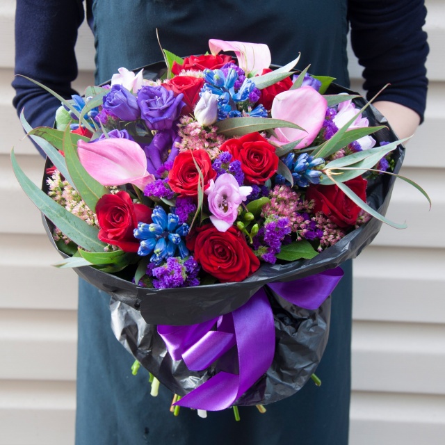 Букет из Роз, Лизиантуса, Калл и Гиацинтов «Волнующий бриз» Букет из Роз, Лизиантуса, Калл и Гиацинтов «Волнующий бриз»