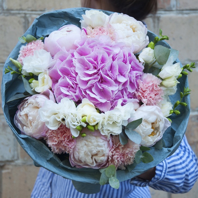 Букет из Пионов, Гвоздик и Фрезий «Карамель» Букет из Пионов, Гвоздик и Фрезий «Карамель»