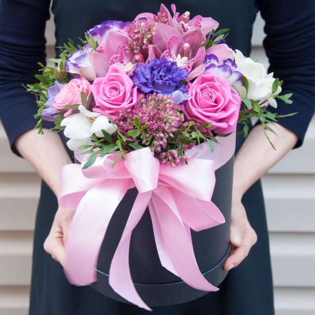 Композиция из Роз, Фрезий и Эустом в шляпной коробке «Ричард Роуз» Композиция из Роз, Фрезий и Эустом в шляпной коробке «Ричард Роуз»