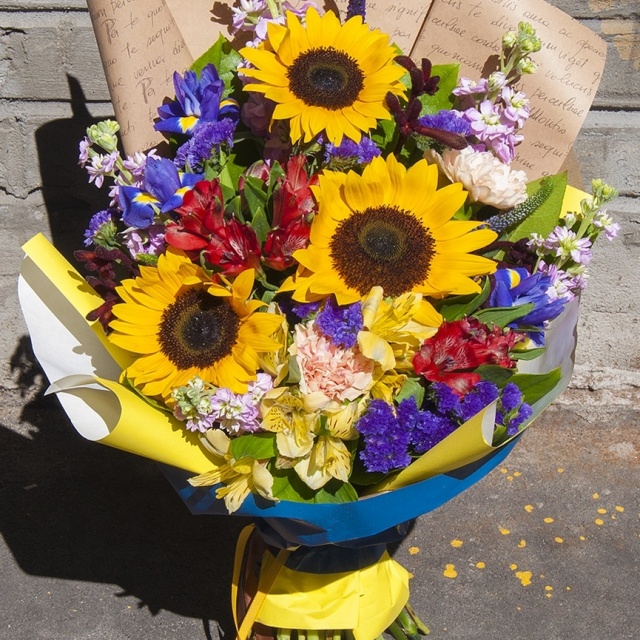 Букет из Подсолнухов, Альстромерий, Маттиол и Гвоздик «Гелиос» Букет из Подсолнухов, Альстромерий, Маттиол и Гвоздик «Гелиос»