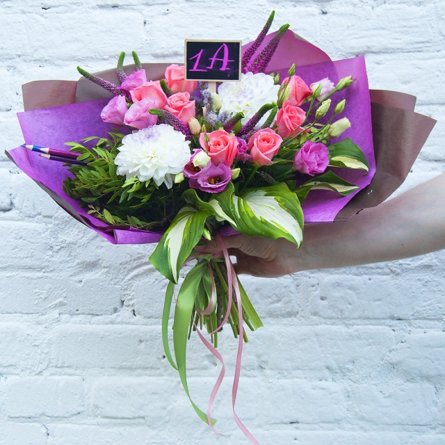 Букет из Роз, Лизиантуса и Георгин «Первый А» Букет из Роз, Лизиантуса и Георгин «Первый А»