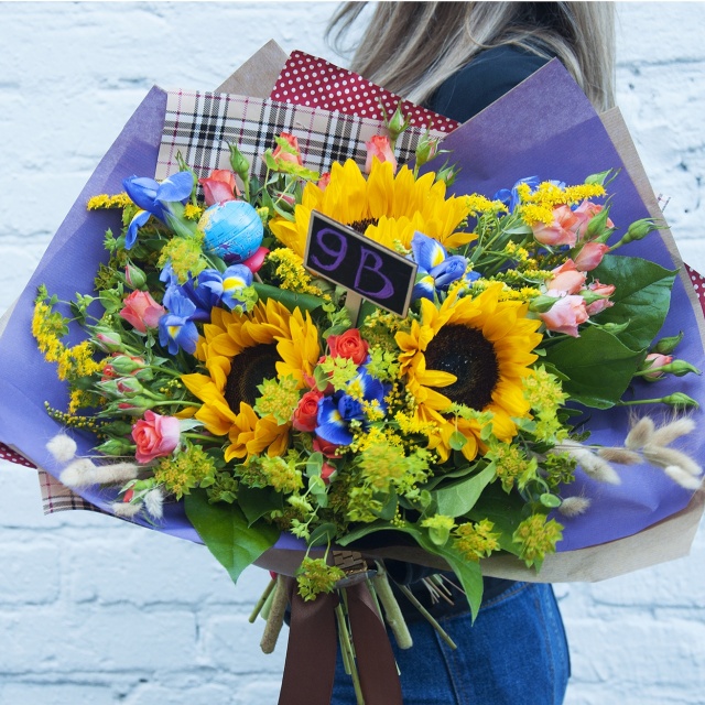 Букет из Подсолнухов, Ирисов и кустовых Роз «Звонок на урок» Букет из Подсолнухов, Ирисов и кустовых Роз «Звонок на урок»