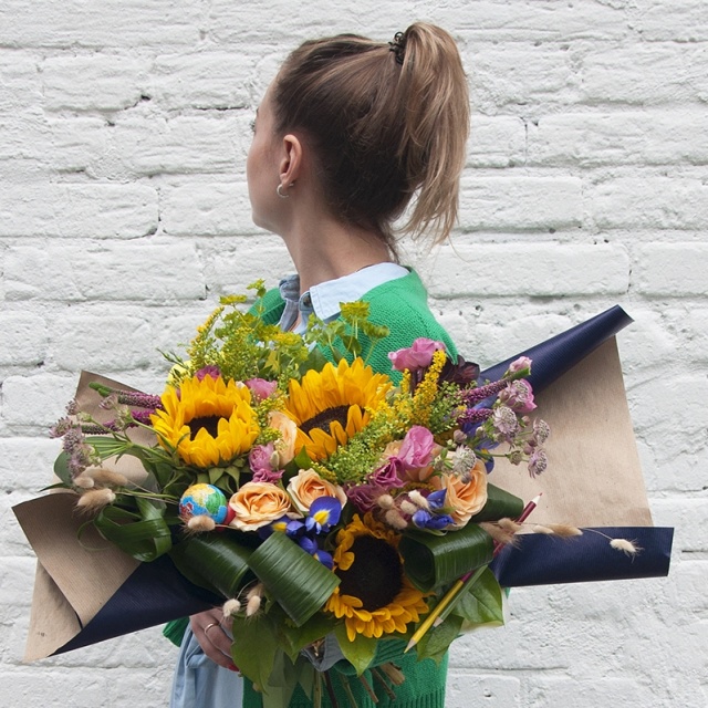 Букет из Подсолнухов, Роз, Ирисов и Эустомы «Пятерка» Букет из Подсолнухов, Роз, Ирисов и Эустомы «Пятерка»