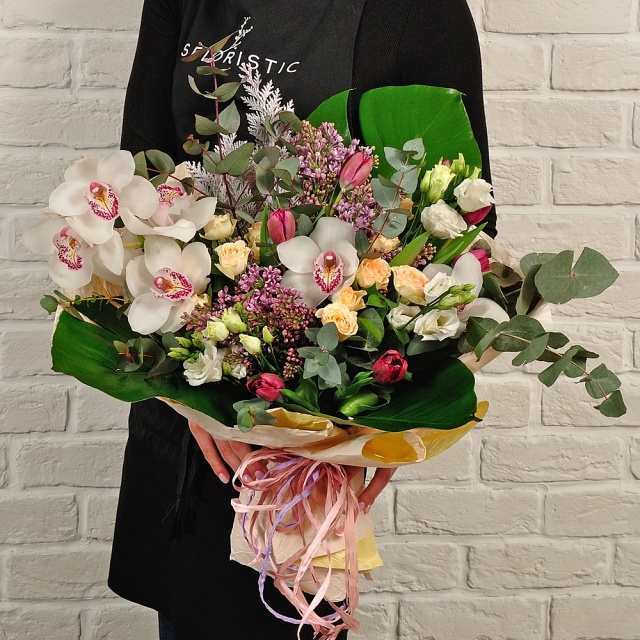 Букет из Сирени и Орхидей «Венера» Букет из Сирени и Орхидей «Венера»