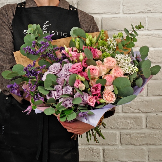 Букет из Сирени и Кустовой Розы «Изящность» Букет из Сирени и Кустовой Розы «Изящность»