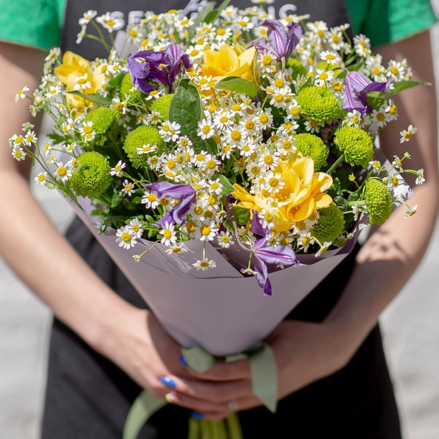 Букет из Ромашек и Фрезий «Праздничное настроение» Букет из Ромашек и Фрезий «Праздничное настроение»