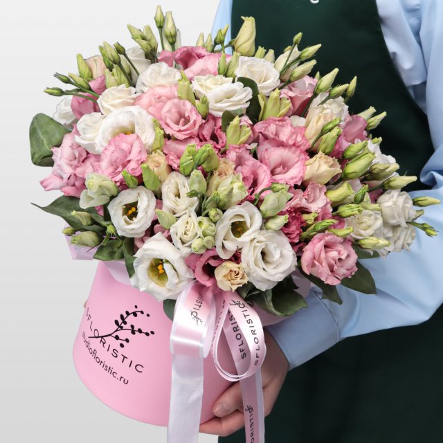 Композиция из Лизиантуса в шляпной коробке «Нежное прикосновение» Композиция из Лизиантуса в шляпной коробке «Нежное прикосновение»