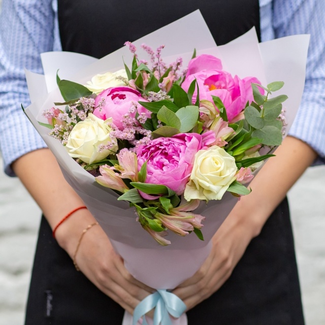 Букет из Роз, Альстромерий и Пионов «Страсть и нежность» Букет из Роз, Альстромерий и Пионов «Страсть и нежность»