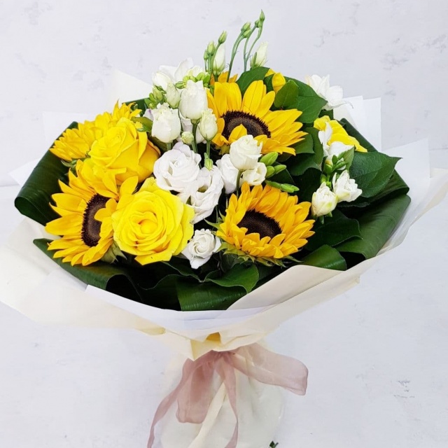 Букет из Подсолнухов и Роз «Солнечный зайчик» Букет из Подсолнухов и Роз «Солнечный зайчик»