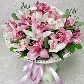 Букет из белых и розовых орхидей 