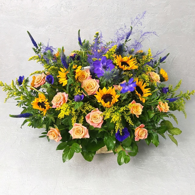 Композиция из Подсолнухов, Роз и Анемонов в корзине «Подсолнечное утро» Композиция из Подсолнухов, Роз и Анемонов в корзине «Подсолнечное утро»