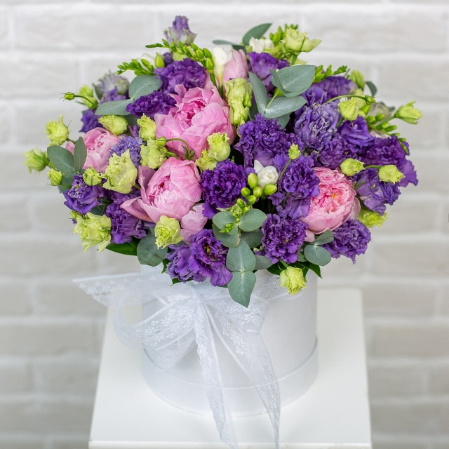 Композиция из Пионов, Фрезий и Эустомы в шляпной коробке «Буйство красок» Композиция из Пионов, Фрезий и Эустомы в шляпной коробке «Буйство красок»