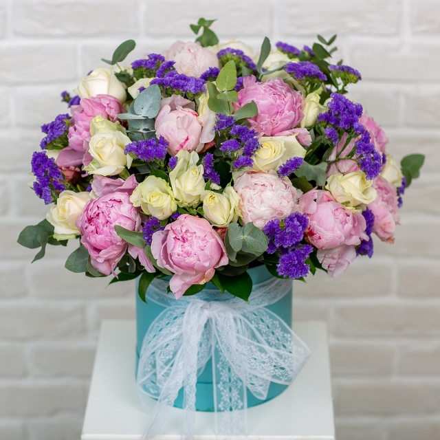 Композиция из Пионов, Роз и Статиц в шляпной коробке «Звездное небо» Композиция из Пионов, Роз и Статиц в шляпной коробке «Звездное небо»