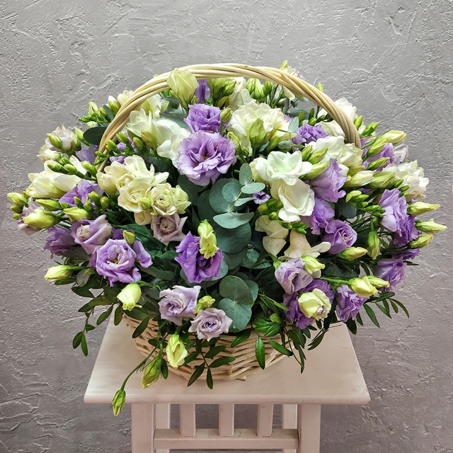 Композиция из Эустомы и Фрезий в корзине «Бриз» Композиция из Эустомы и Фрезий в корзине «Бриз»