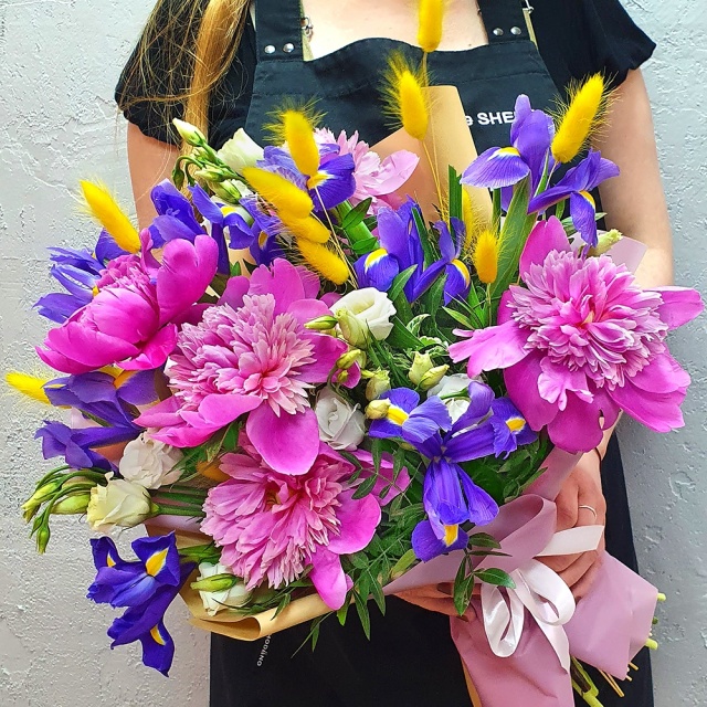 Букет из Пионов, Лизиантуса и Ирисов «Пестрый и яркий» Букет из Пионов, Лизиантуса и Ирисов «Пестрый и яркий»