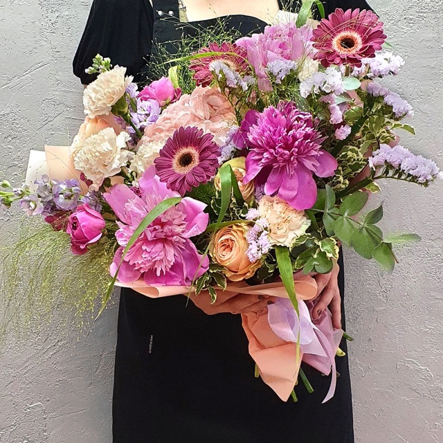 Букет из Гортензий, Роз, Пионов и Гермини «Актриса» Букет из Гортензий, Роз, Пионов и Гермини «Актриса»