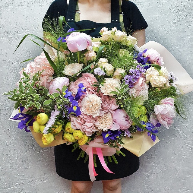 Букет из Гортензий, Роз, Пионов и Ирисов «Арлекин» Букет из Гортензий, Роз, Пионов и Ирисов «Арлекин»