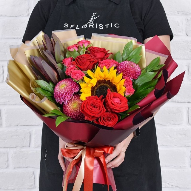 Букет из Роз, Подсолнухов и Георгин «Иноземка» Букет из Роз, Подсолнухов и Георгин «Иноземка»