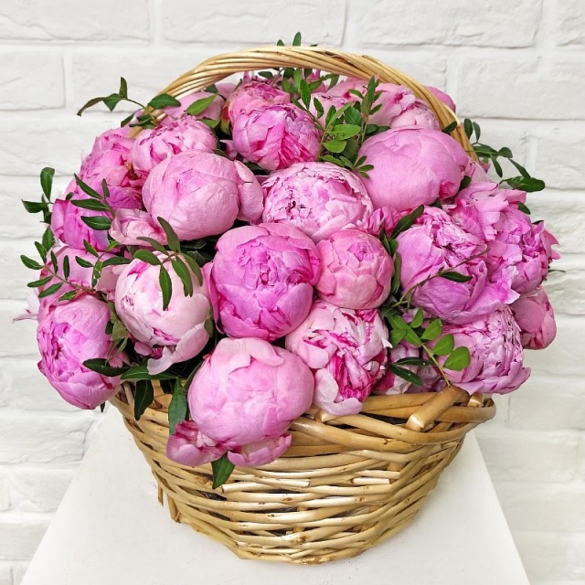 Композиция с Пионами в корзине «Чарующая незнакомка» Композиция с Пионами в корзине «Чарующая незнакомка»
