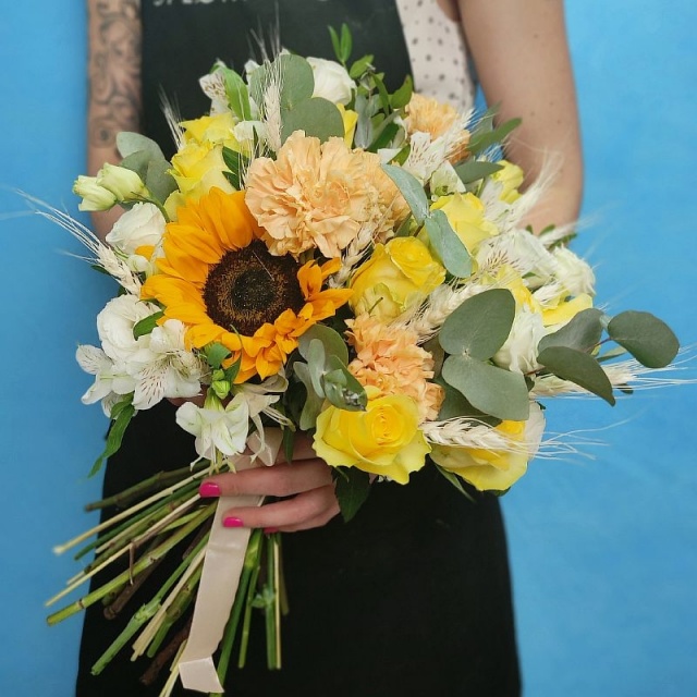 Букет из Подсолнухов, Роз, Гвоздик и Лизиантуса «Чистое поле» Букет из Подсолнухов, Роз, Гвоздик и Лизиантуса «Чистое поле»