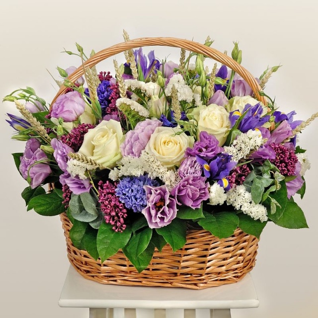 Композиция из Роз, Лизиантуса и Сирени в корзине «Румяная заря» Композиция из Роз, Лизиантуса и Сирени в корзине «Румяная заря»