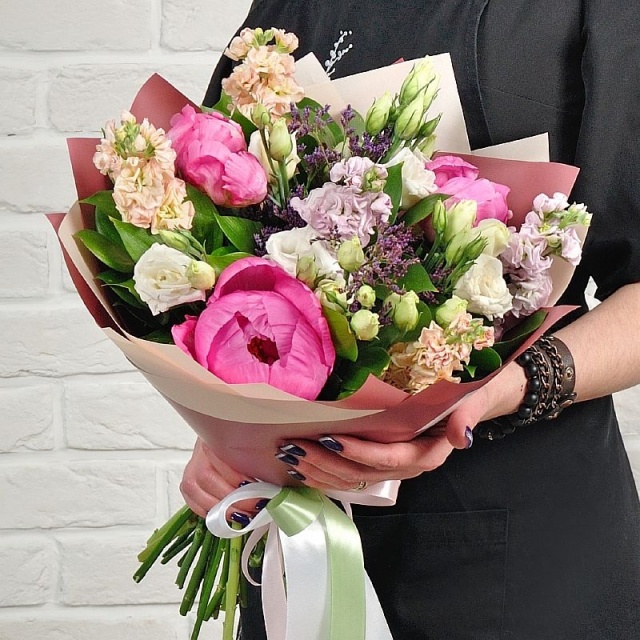 Букет из Пионов, Лизиантуса и Маттиолы «Душистый сад» Букет из Пионов, Лизиантуса и Маттиолы «Душистый сад»